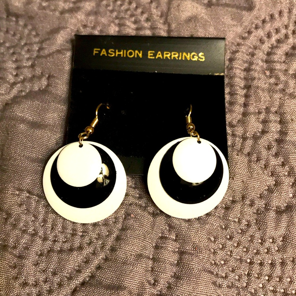 Black and white round earrings